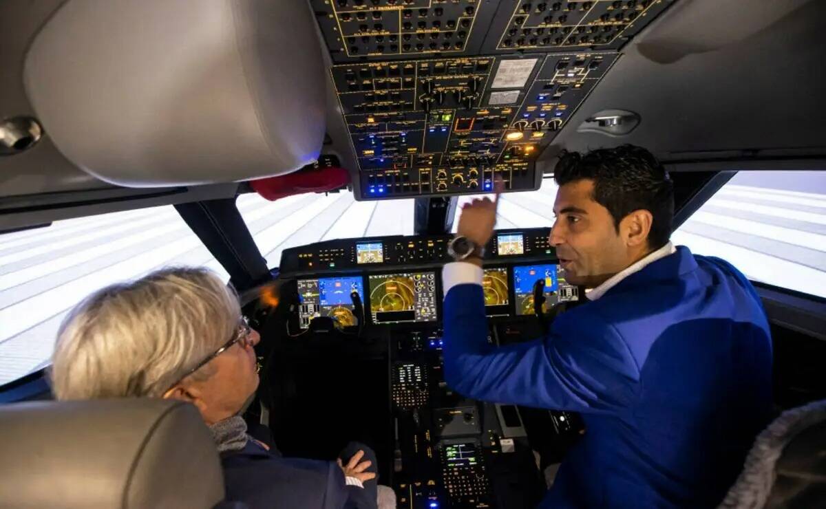 Arash Sadegh, director de formación de Canadian Aviation Electronics (CAE), a la derecha, mues ...