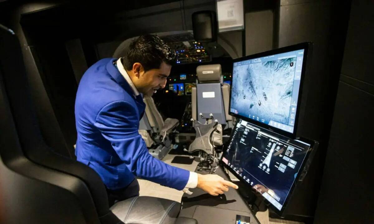 Arash Sadegh, director de capacitación de Canadian Aviation Electronics (CAE), a la derecha, e ...