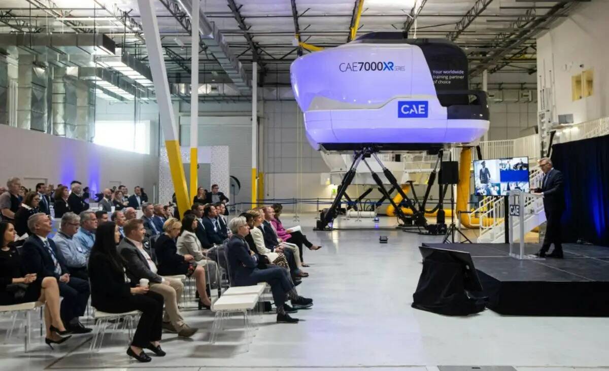 Marc Parent, presidente y director ejecutivo de Canadian Aviation Electronics (CAE), a la derec ...