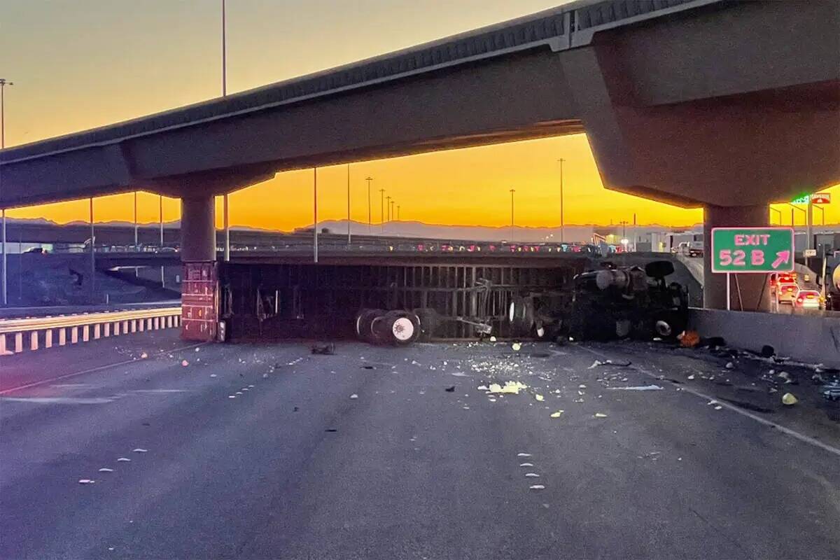 Un semirremolque volcado está causando dolores de cabeza para los viajeros el miércoles, 05 d ...