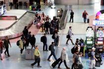 Pasajeros caminan por el reclamo de equipaje en la Terminal 1 del Aeropuerto Internacional Harr ...