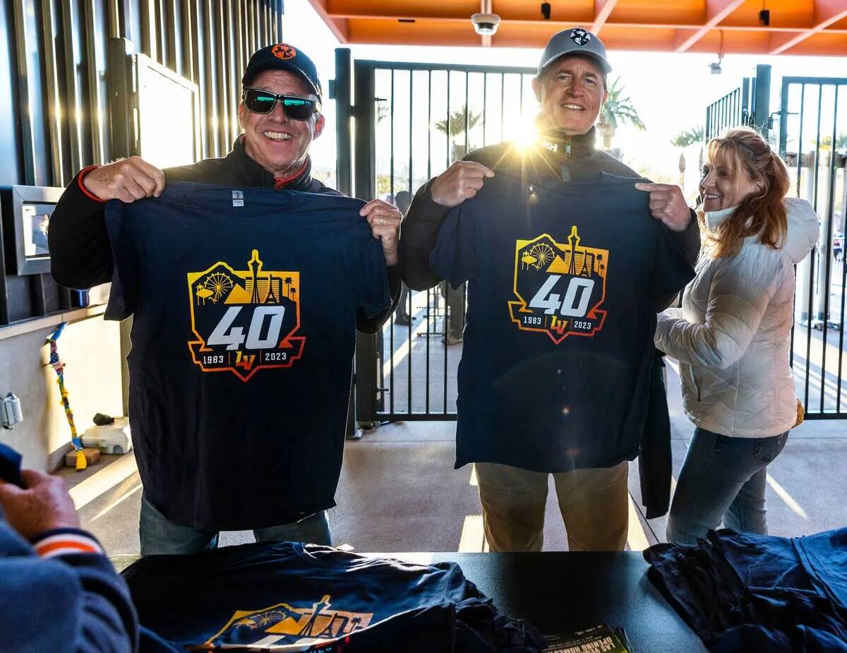 Bill Collins, a la izquierda, y Mark Roselli muestran sus camisetas gratuitas del 40 aniversari ...