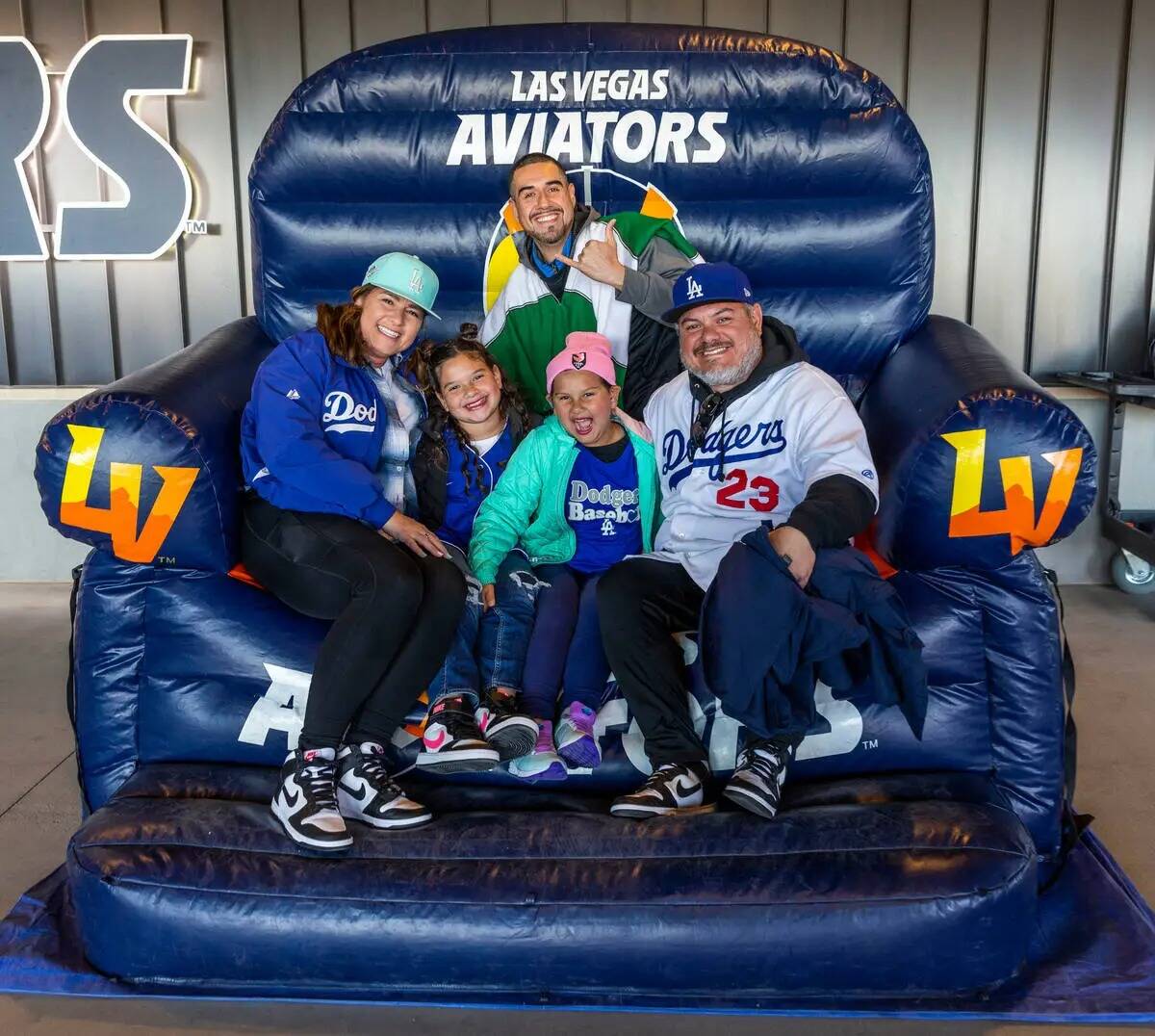 La familia Ortiz toma su turno en la silla gigante antes de la primera entrada de los Aviators ...