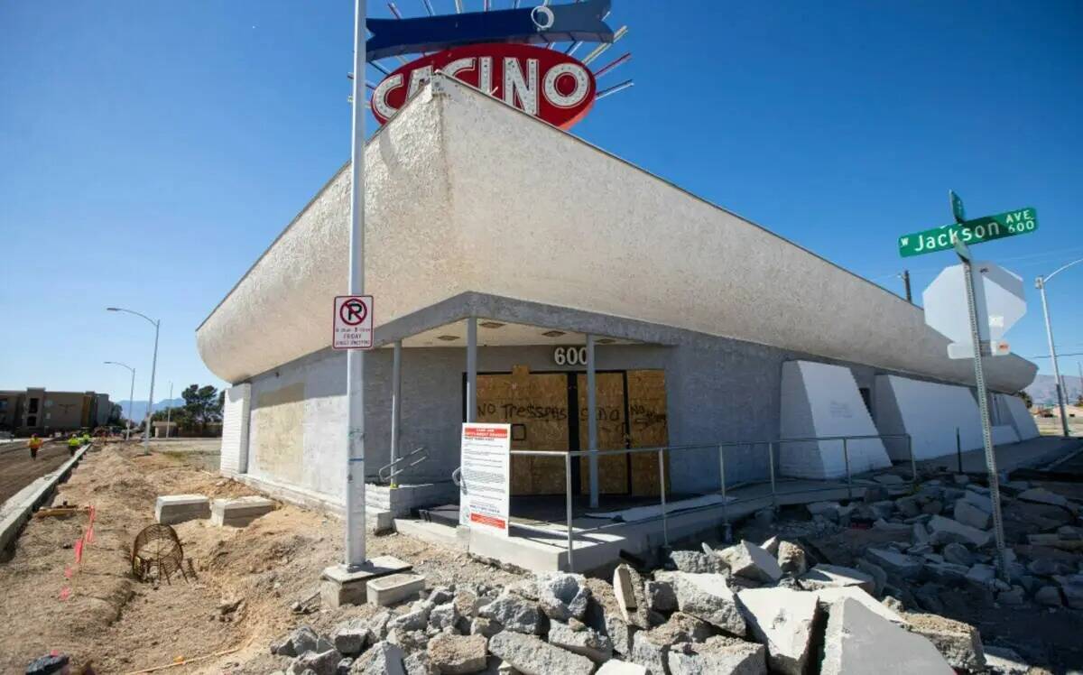 Un edificio abandonado se ve en el terreno donde un resort de 60 pisos de uso mixto se ha propu ...