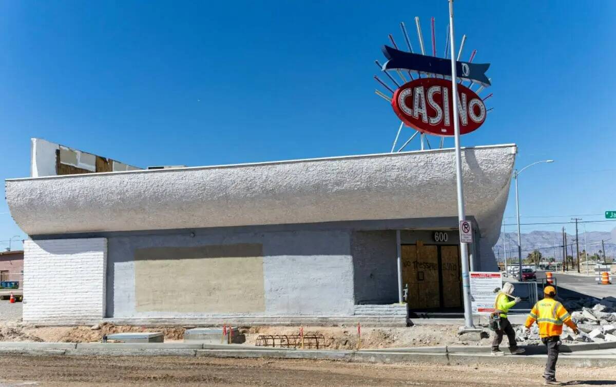 Trabajadores de la carretera caminan a lo largo de Jackson Avenue por el terreno donde un resor ...