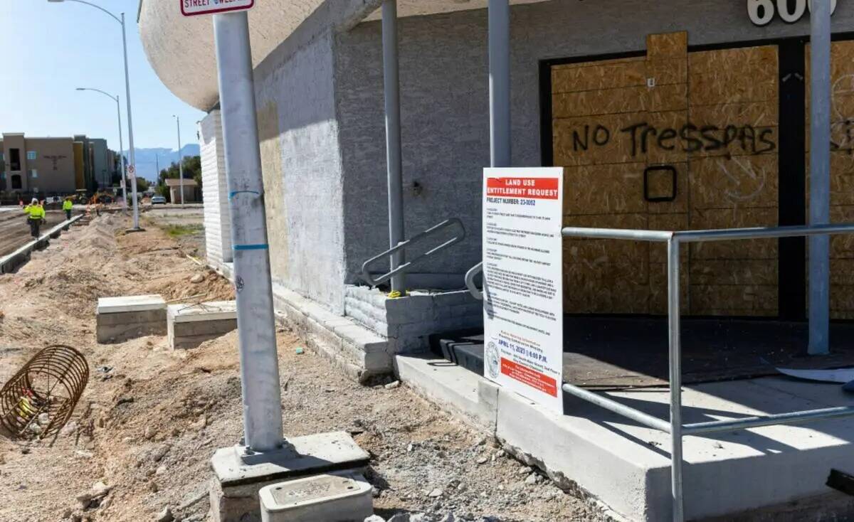 Una solicitud de proyecto de Derecho de Uso de Suelo se muestra en el terreno donde se ha propu ...