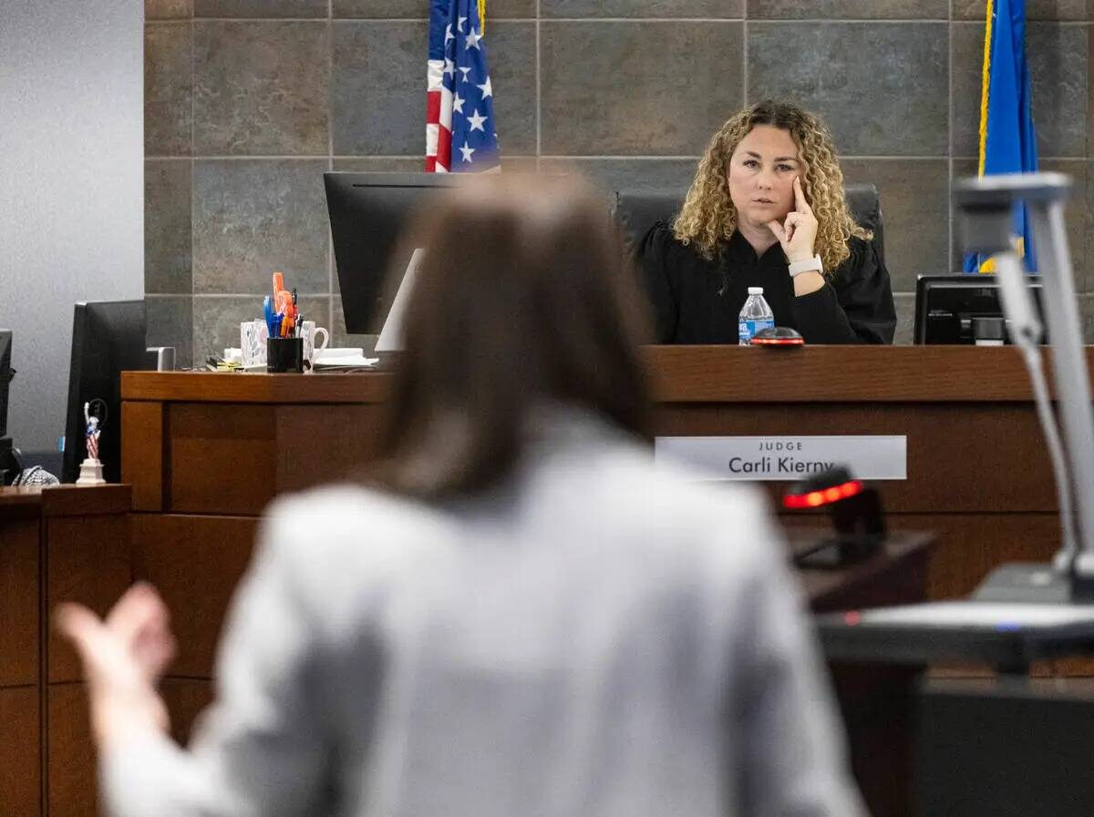 La jueza del Tribunal de Distrito Carli Kierny escucha como Kristy Holston, una defensora públ ...