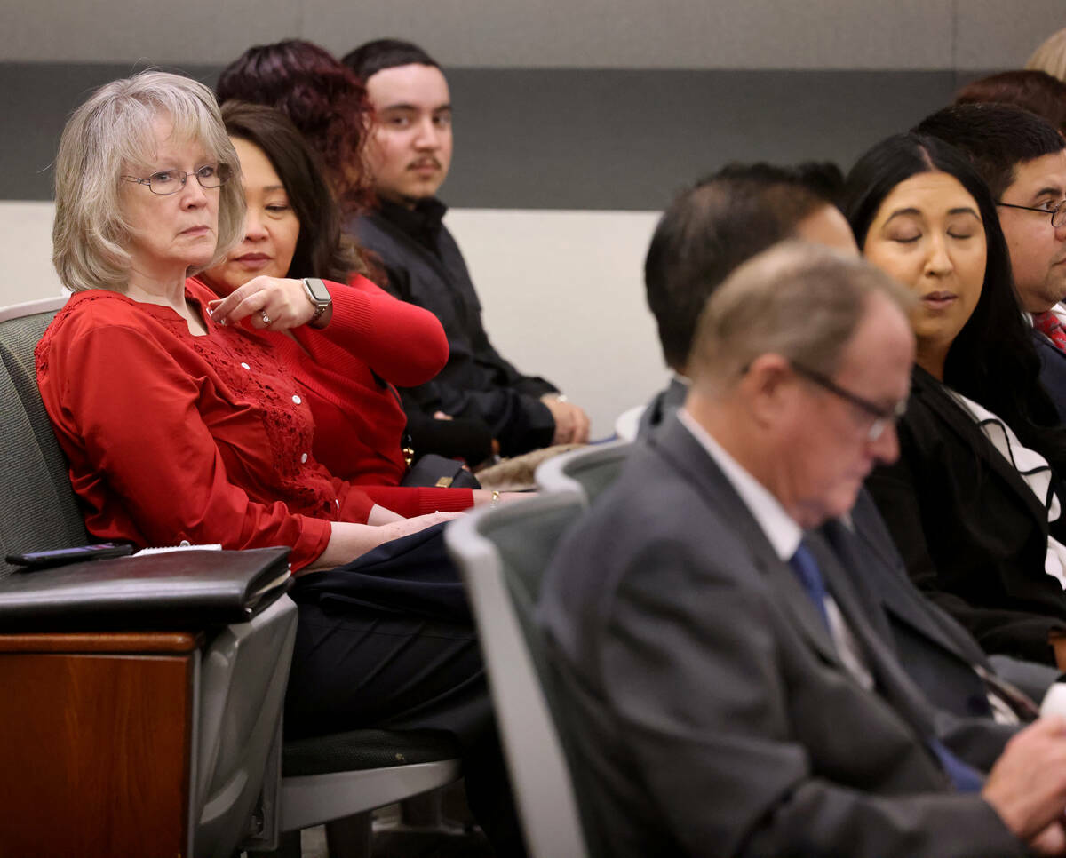 La administradora del Condado Clark, Rita Reid, a la izquierda, observa en el tribunal durante ...