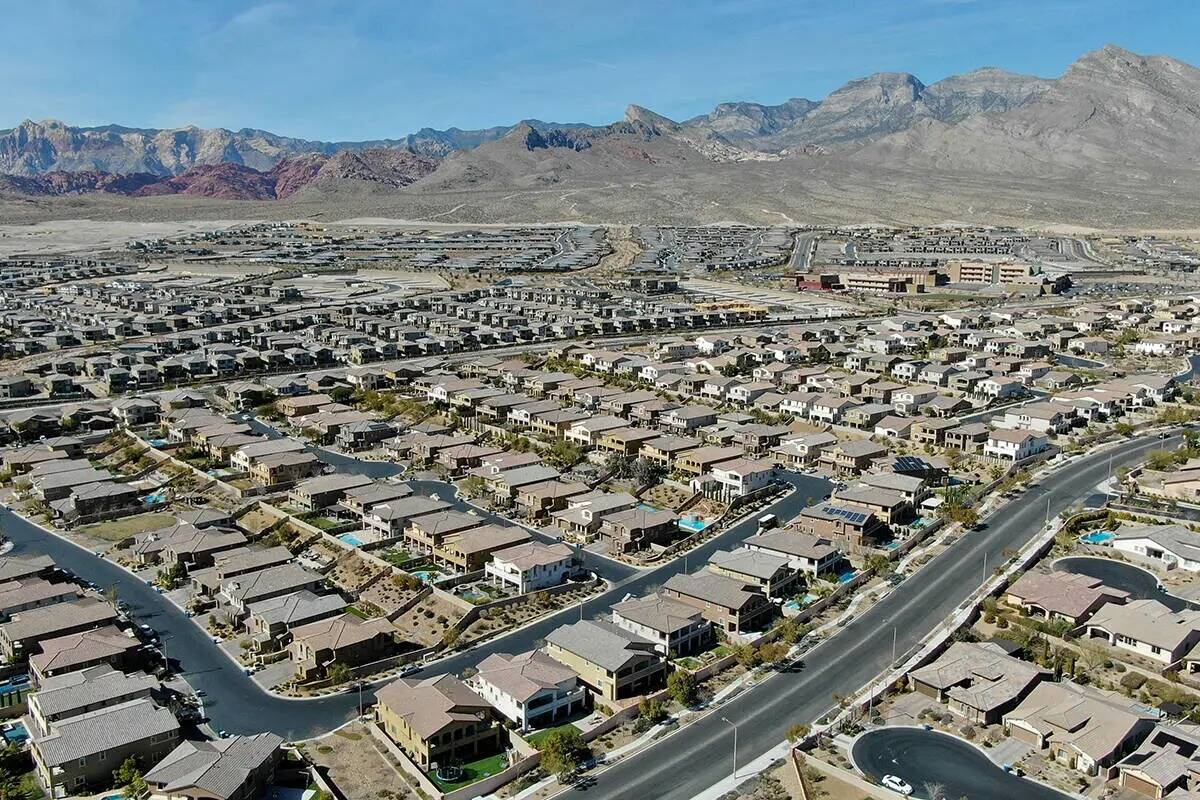 Las ventas de viviendas del sur de Nevada aumentaron de nuevo el mes pasado, mientras que los p ...