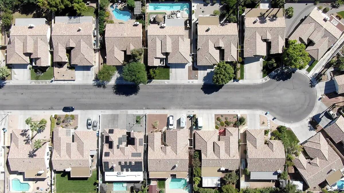 Una vista aérea de viviendas entre Sahara Avenue y O'Bannon Drive en Las Vegas, Nevada el juev ...