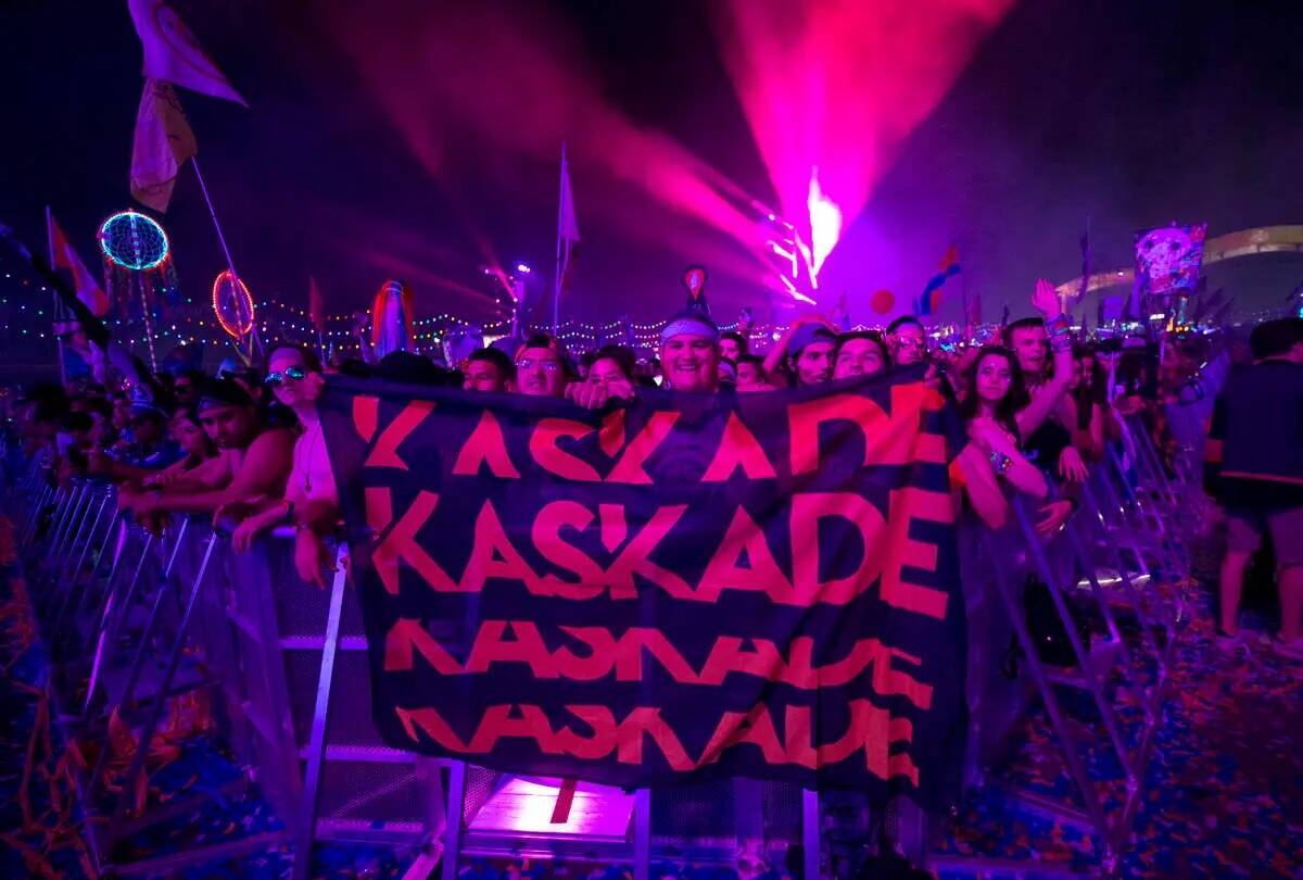 Los asistentes al festival festejan al son del DJ estadounidense Kaskade en el primer día del ...