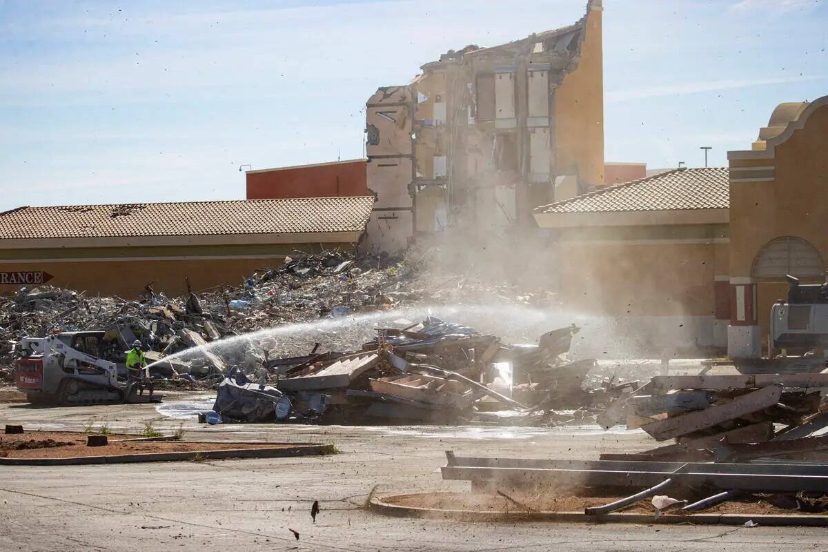 Cuadrillas trabajan en la demolición del Fiesta Rancho el jueves 6 de abril de 2023, en North ...