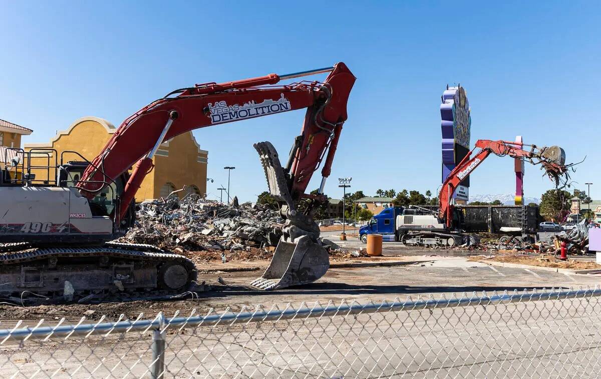 Cuadrillas trabajan en la demolición del Fiesta Rancho el jueves 6 de abril de 2023, en North ...