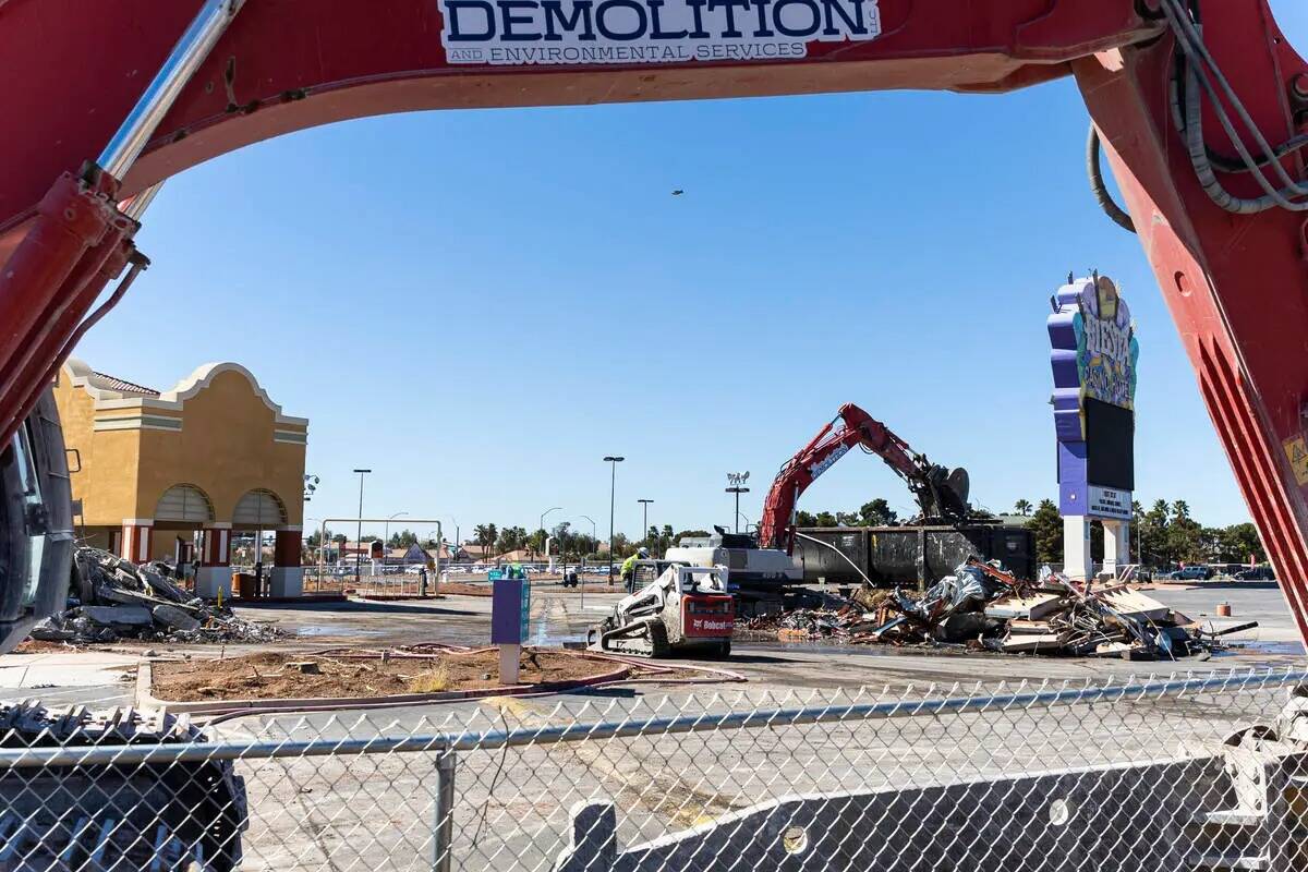 Cuadrillas trabajan en la demolición del Fiesta Rancho el jueves 6 de abril de 2023, en North ...