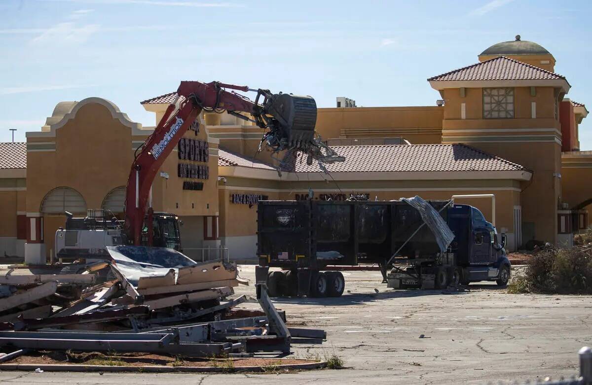 Cuadrillas trabajan en la demolición del Fiesta Rancho el jueves 6 de abril de 2023, en North ...