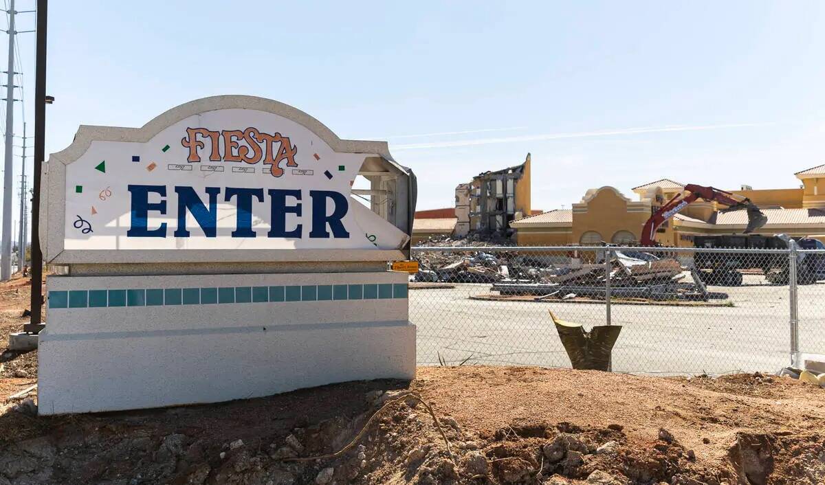La demolición del Fiesta Rancho continúa el jueves 6 de abril de 2023, en North Las Vegas. (C ...