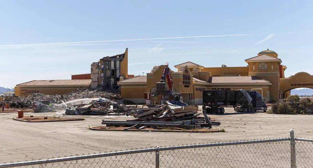 Cuadrillas trabajan en la demolición del Fiesta Rancho el jueves 6 de abril de 2023, en North ...