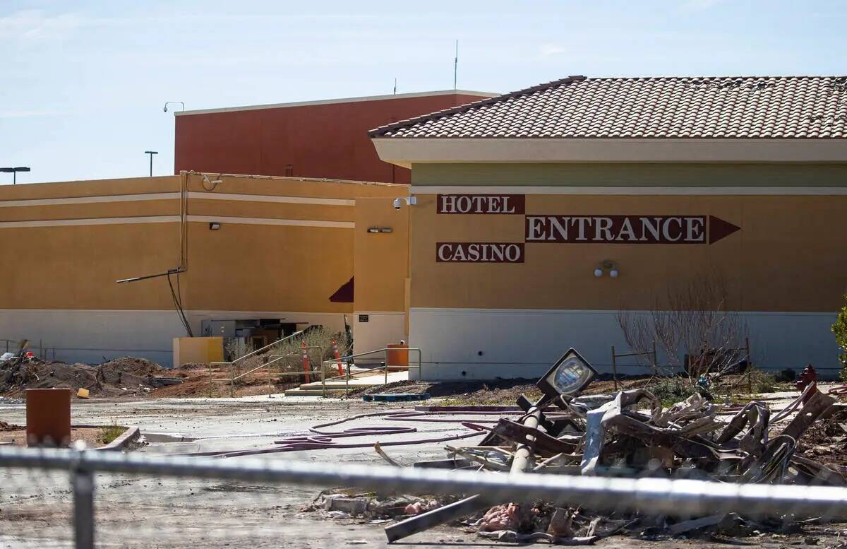 La demolición del Fiesta Rancho continúa el jueves 6 de abril de 2023, en North Las Vegas. (C ...