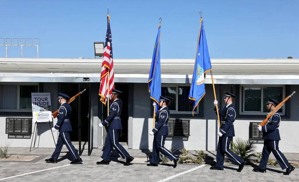 Miembros de la Guardia de Color de Nellis Air Force Base presentan los colores en una ceremonia ...