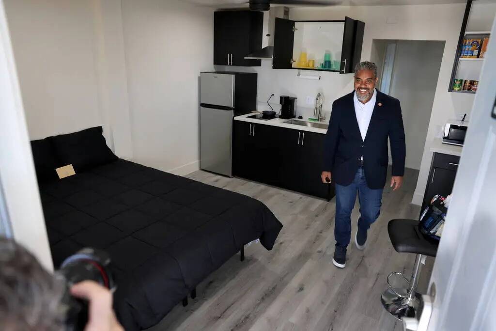 El representante federal Steven Horsford, demócrata por Nevada, comprueba una habitación de B ...