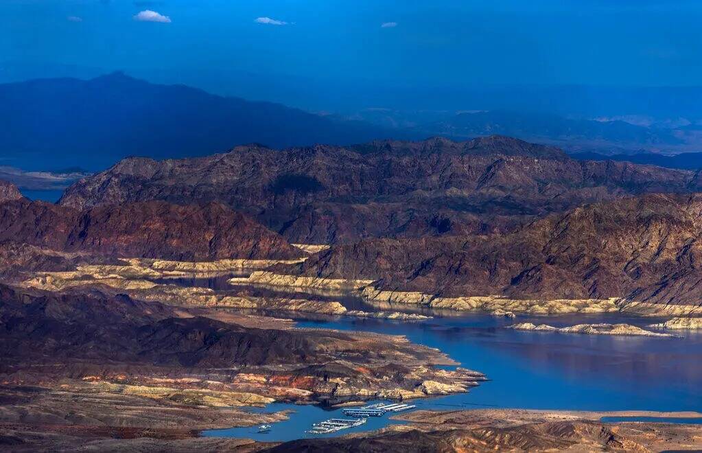 Tierra expuesta cerca de Callville Bay y the Narrows donde una vez hubo agua a lo largo de la c ...