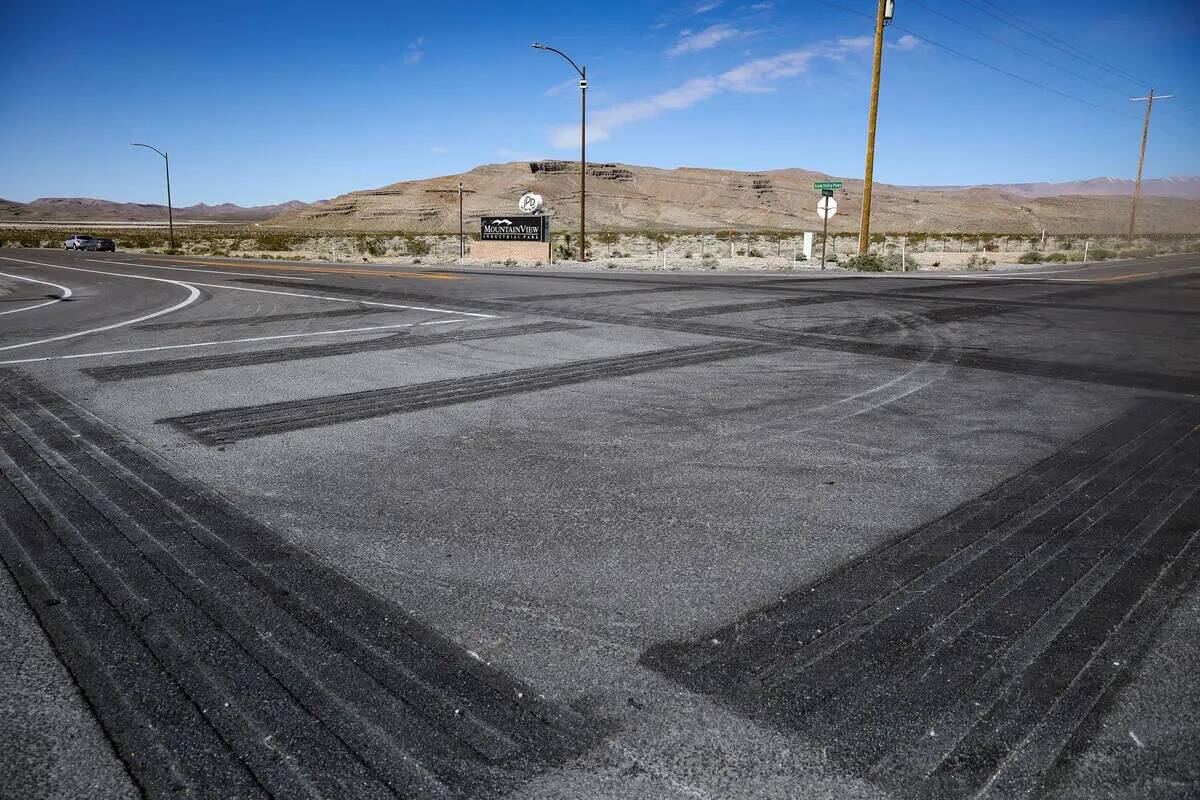 Franjas sonoras diseñadas para disuadir a los conductores tramposos en la intersección de la ...