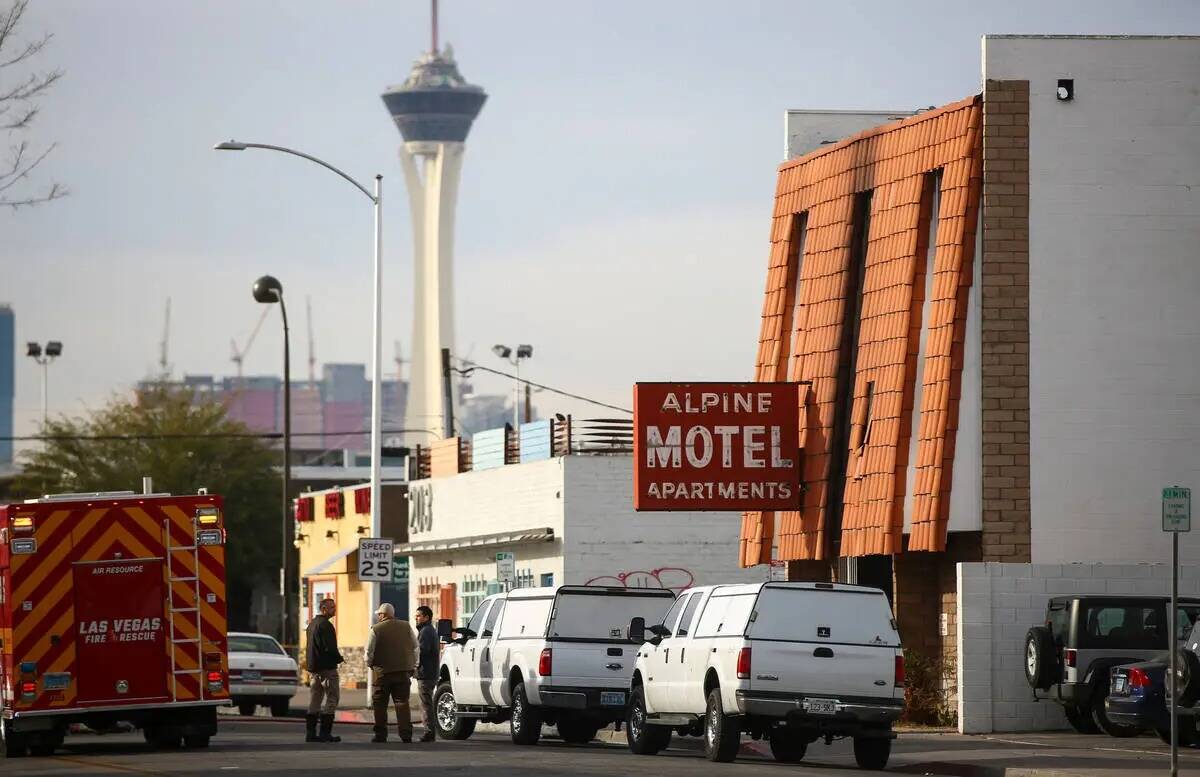 Los bomberos de Las Vegas responden a la escena de un incendio en Alpine Motel Apartments que d ...