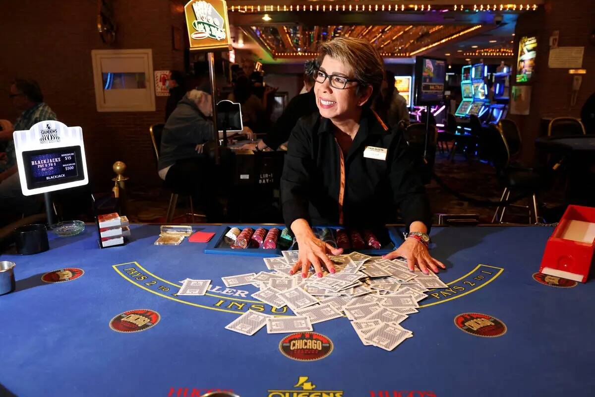 La crupier de blackjack Sylvia Brown pasa sus manos sobre las cartas en Four Queens, en el cent ...