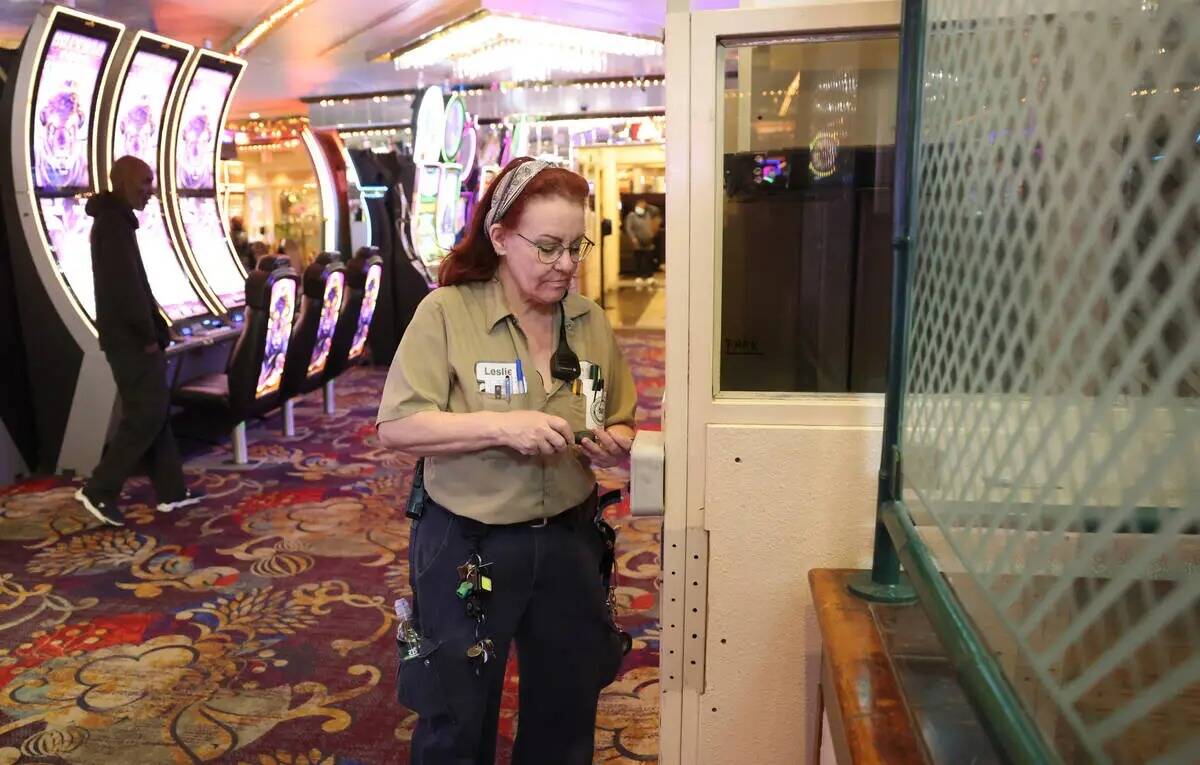 La ingeniera de mantenimiento Leslie Wilkerson trabaja en Four Queens, en el centro de Las Vega ...