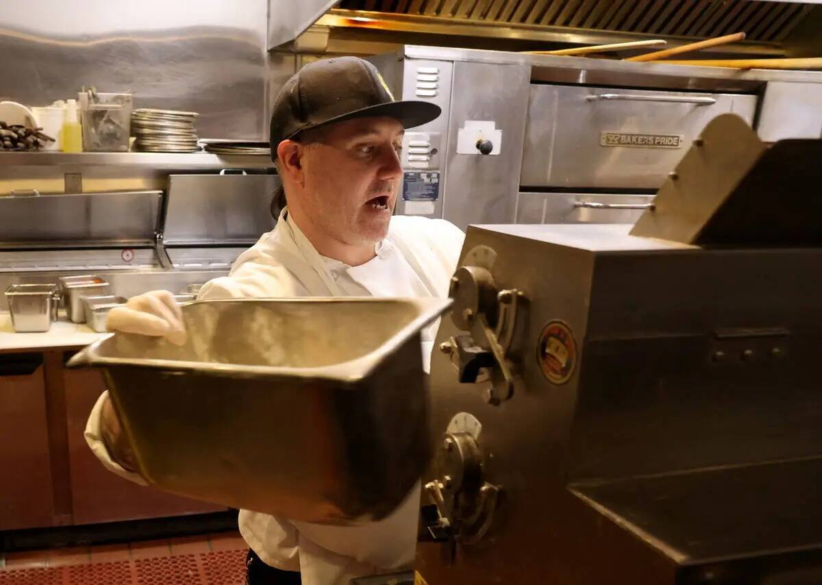 Joseph Gibson prepara masa de pizza en Chicago Brewing Company en Four Queens en el centro de L ...