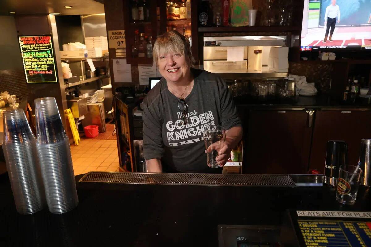 La mesera Kimmie Brown trabaja en Chicago Brewing Company en Four Queens, en el centro de Las V ...