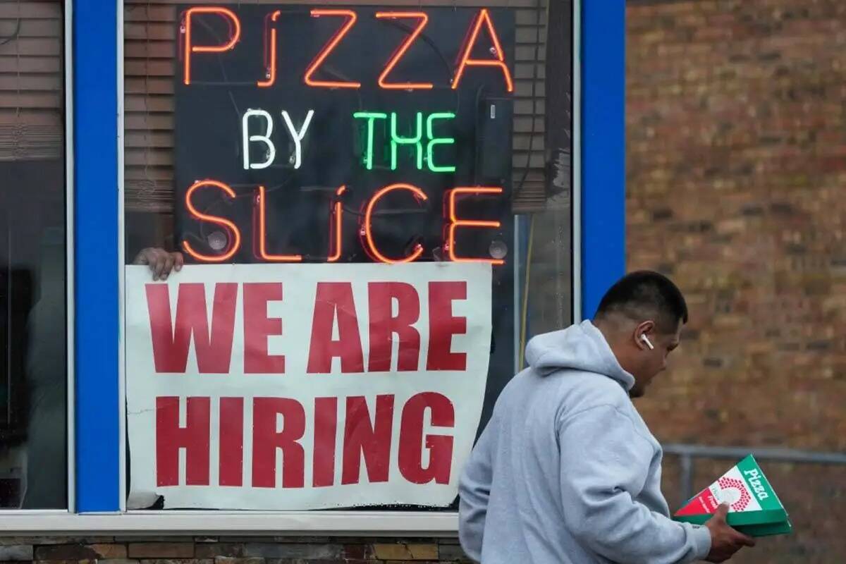 Cartel de contratación en un restaurante de Prospect Heights, Illinois, el martes 4 de abril d ...