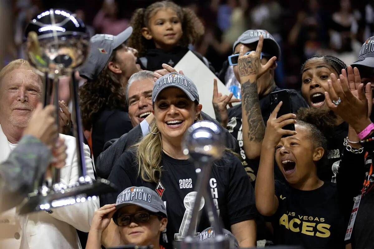 El dueño de Las Vegas Aces, Mark Davis, a la izquierda, y la entrenadora Becky Hammon, junto a ...