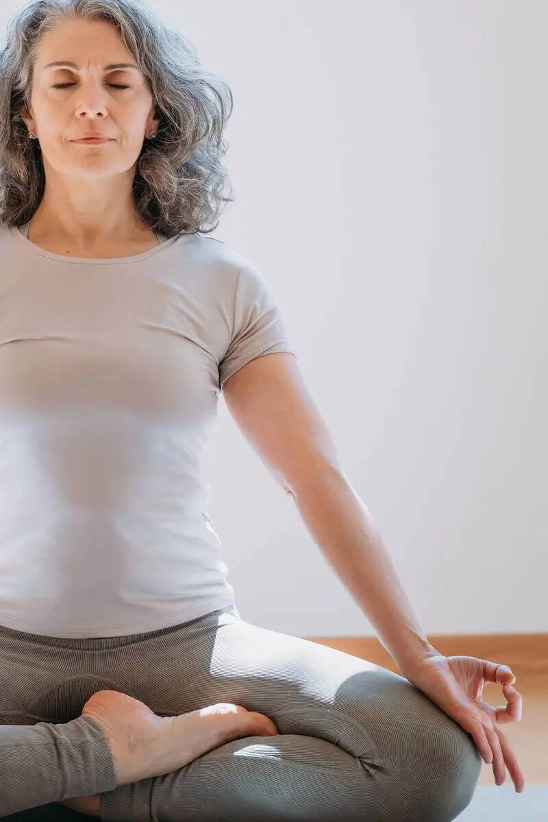 Practicar yoga con regularidad puede aumentar la flexibilidad, la fuerza y la densidad ósea, a ...