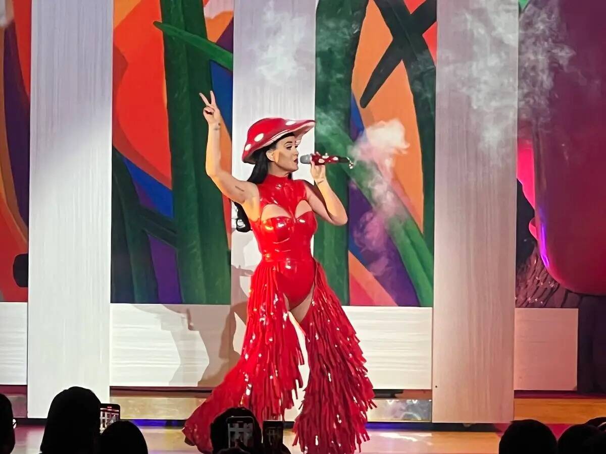 Katy Perry se presenta con su producción "Play" en Theatre at Resorts World el sábado 11 de j ...