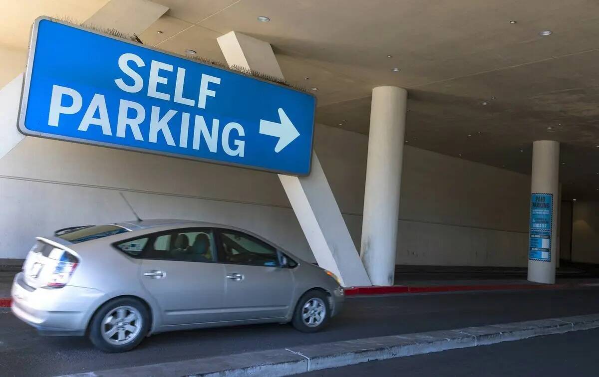 Un auto ingresa a un estacionamiento en The Strat, el lunes 27 de marzo de 2023, en Las Vegas. ...