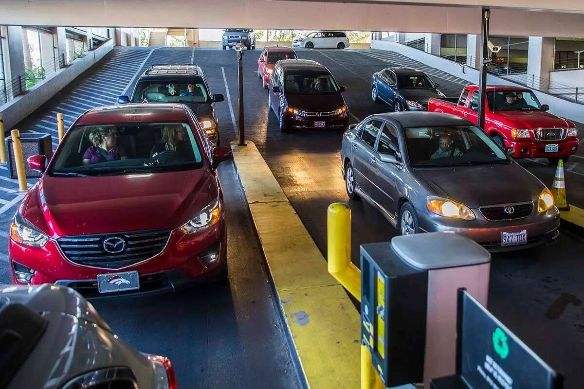 Autos hacen fila para pagar el estacionamiento en MGM Grand en Las Vegas. (Las Vegas Review-Jou ...