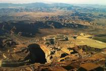 Vista aérea de la mina de cobre abandonada de Anaconda, cerca de Yerington. (Departamento de C ...