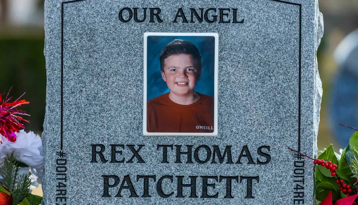 Detalle de la lápida de Rex Patchett en Palm Boulder Highway Mortuary & Cemetery el sábado 4 ...