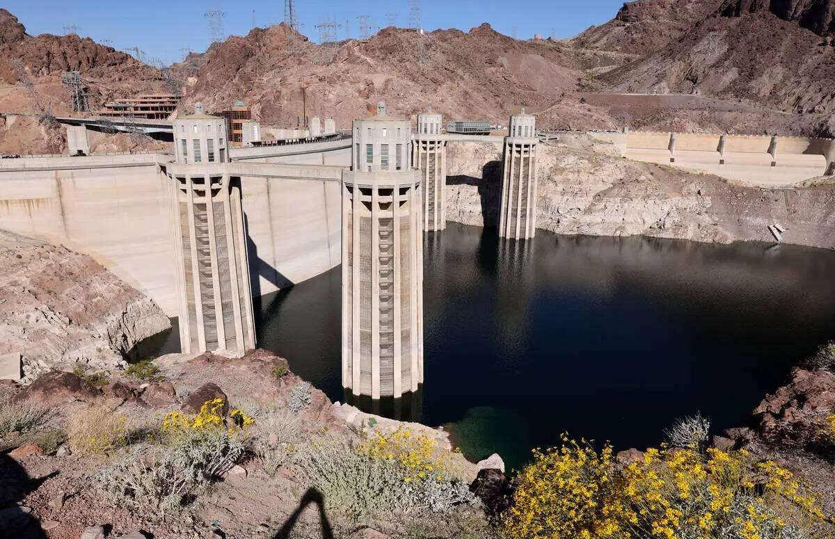 El lago Mead se muestra con torres de toma en la Presa Hoover en las afueras de Boulder City, e ...