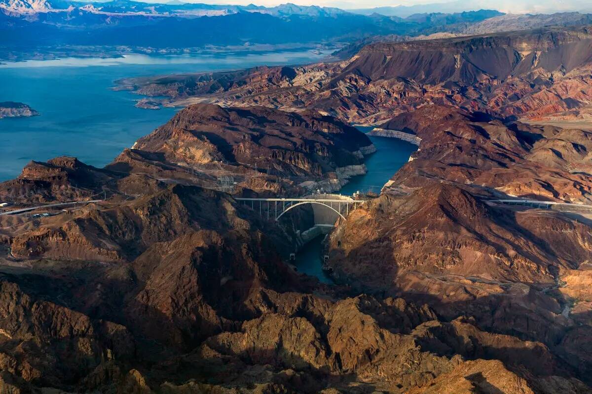 La Presa Hoover con el lago Mead en la orilla inferior, arriba, y el río Colorado fluyendo deb ...