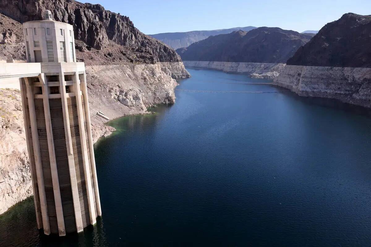 El lago Mead y el 'anillo de bañera' se muestran con una torre de toma de Nevada en la Presa H ...