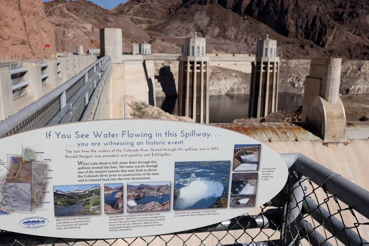 El aliviadero de Arizona en la Presa Hoover, a las afueras de Boulder City, el martes 11 de abr ...