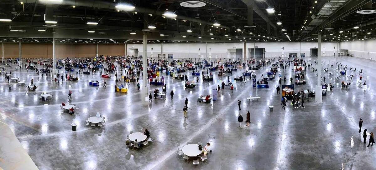 Miles de solicitantes de empleo en Spring Job Fair en Las Vegas Convention Center West Hall el ...