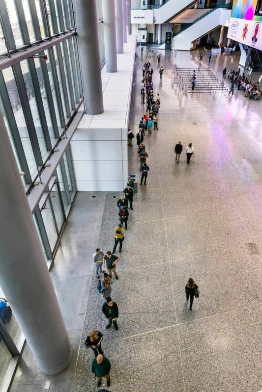 Los solicitantes de empleo hacen fila en Spring Job Fair en el West Hall de Las Vegas Conventio ...