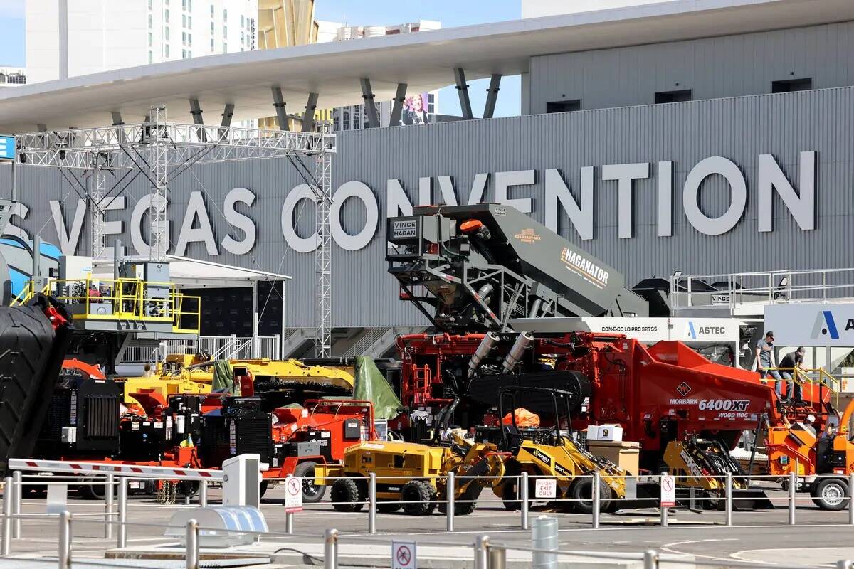 Continúan los preparativos para la feria de la construcción ConExpo-Con/Agg en el estacionami ...