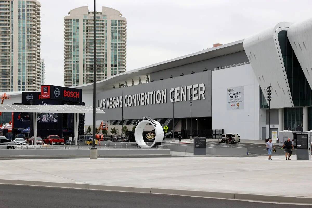 Trabajadores preparan el West Hall de Las Vegas Convention Center para la convención World of ...