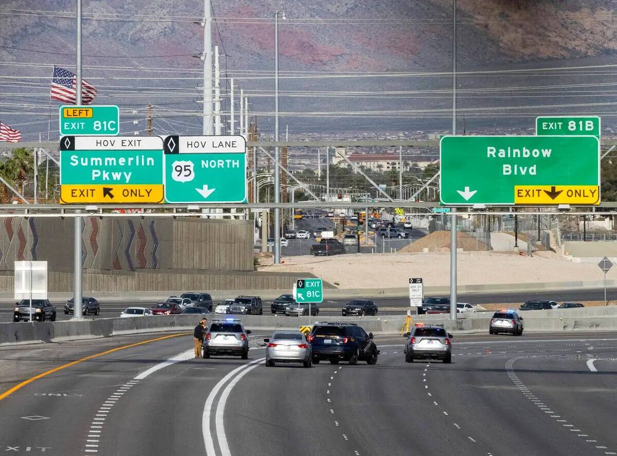 El tránsito es desviado de U.S. Highway 95 en dirección norte en Jones Boulevard mientras Nev ...