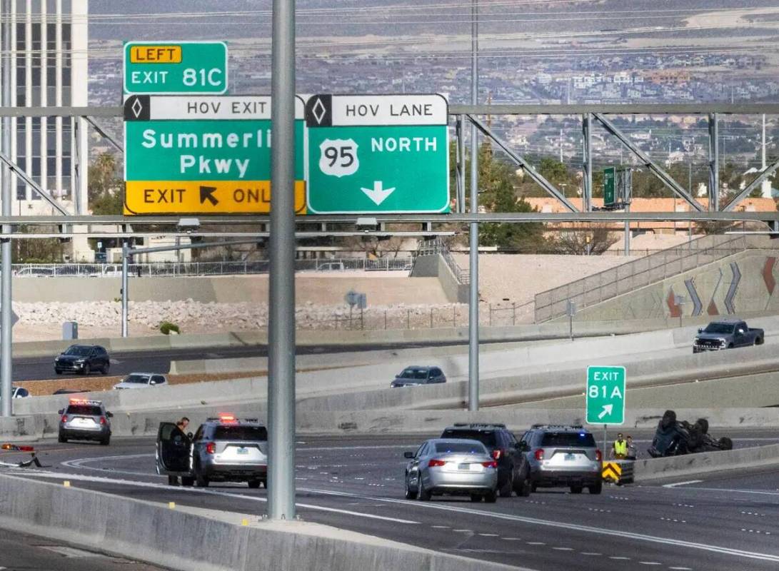 El tránsito es desviado de U.S. Highway 95 en dirección norte en Jones Boulevard mientras Nev ...