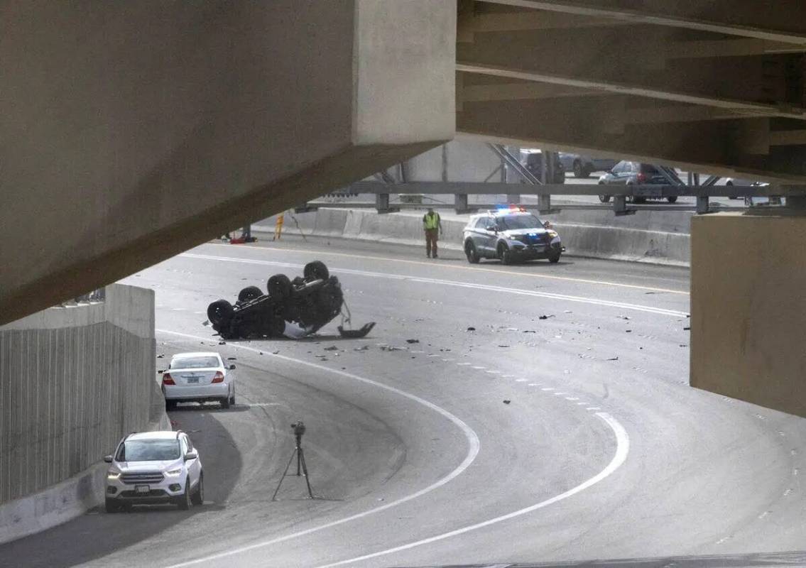 El tránsito es desviado de U.S. Highway 95 en dirección norte en Jones Boulevard mientras Nev ...